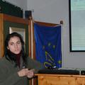 Lucia Deutschová, a Szlovák Ragadozómadár-védelmi Egyesület kolléganőja előadást tart